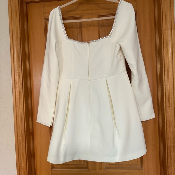 Elegant White Mini Dress with Pearl Detailing - Picture 2 of 3